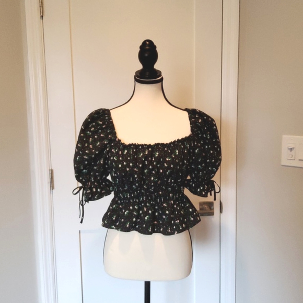 Divided Black Cropped Shoert sleeve top with square neckline size small